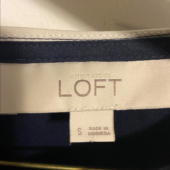 Simple collared LOFT top - Picture 2 of 6